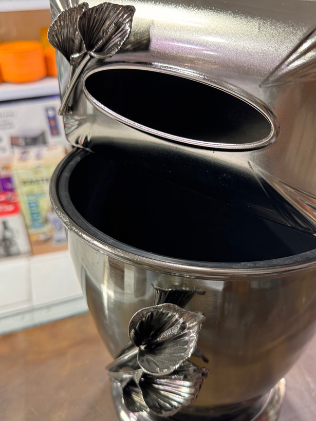 ست سطل و جای دستمال کاغذی پذیرایی طرح گل شیپوری برجسته (در دو رنگ طلایی و دودی آنتیک)