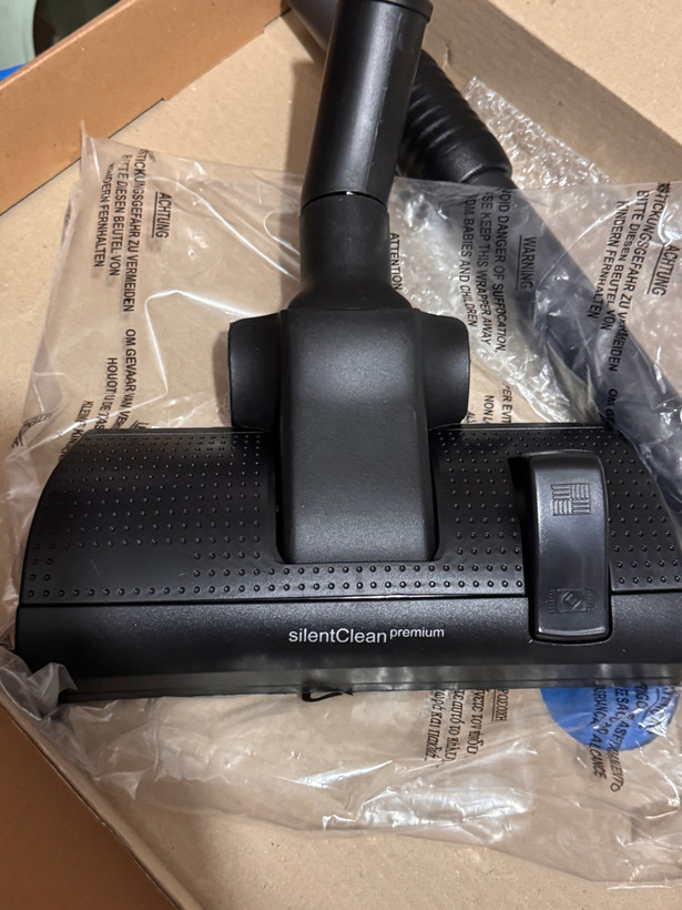 جاروبرقی رانکو Runko مدل RK-VC136 | توان 2400 وات با فیلتر HEPA 12
